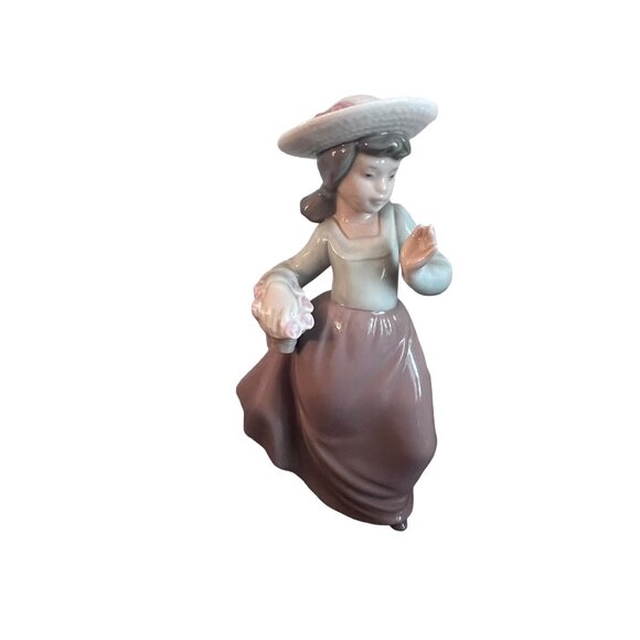 Lladro Other - Nao by Lladro Daisa 565 Out For a Stroll 1988 7" Figurine Fine Porcelain Spain